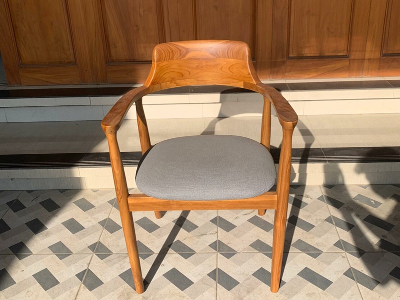 Desain Kursi Cafe Minimalis yang Cocok untuk Ruang Kecil